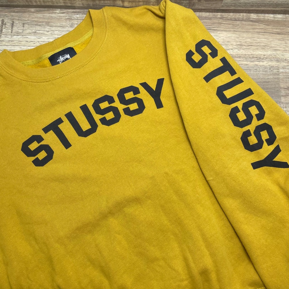 Stussy Repeat Bold Logo Fleece Crewneck Pullover Sweatshirt Mens Large Gold GUC